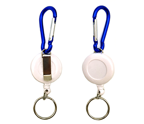Weißes Jojo mit Schlüsselring und blauem Karabiner